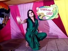 লেগিংস পরা একটি মোটা শ্যামাঙ্গিনী তার দাড়িওয়ালা প্রেমিকের ভালো ভালো সেক্স ভিডিও সাথে যৌনতা উপভোগ করে।
